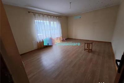Casă cu 11 camere cu Teren 1200 Mp în Ițcani