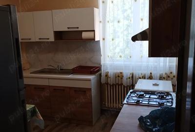 Vand doua camere decomandate.