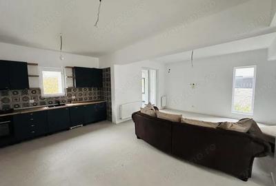 Casă cu 5 camere cu Teren 249 Mp în Roșu - 16