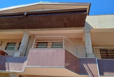 Casă individuală cu 8 camere cu Canalizare în Fundeni - 2