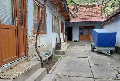 Casă cu 5 camere cu Teren 500 Mp în Petnic - 1