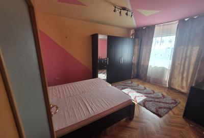 Apartament cu 3 camere semidecomandat, mobilat în Central - 1