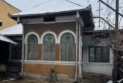 Casă cu 3 camere cu Teren 355 Mp în Central - 1