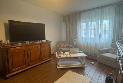 Apartament cu 3 camere decomandat, mobilat în Sebastian
