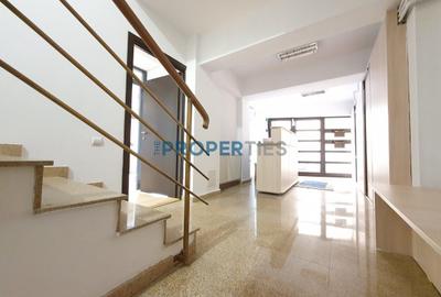 Birou, de 450 mp, în P-ța Victoriei - 12