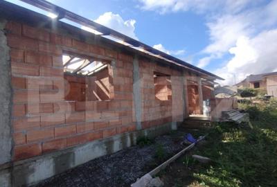 Casa la rosu 100mp,4 camere,750 mp teren extravilan,zona Dea - 7