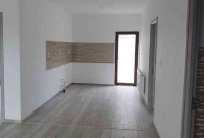 Casă cu 4 camere cu Teren 250 Mp în Malu Mare - 3