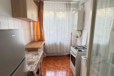 Apartament cu 3 camere semidecomandat în Micro 17