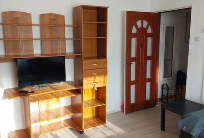 Apartament cu 3 camere semidecomandat în Micro 4 - 5