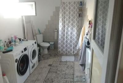 Casă individuală cu 8 camere cu Canalizare în Km 5 - 7