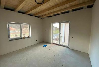 Casă cu 4 camere cu Teren 400 Mp în Luna - 4