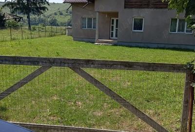 Casă cu Teren 900 Mp în Dolhești - 1