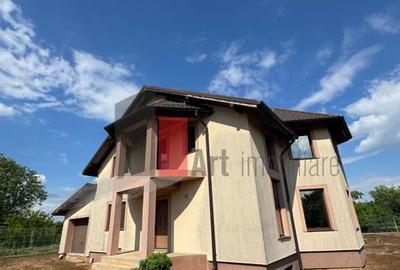Casa la rosu in Peris