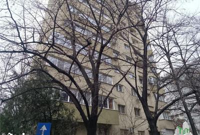 Apartament cu 3 camere decomandat în Grivița