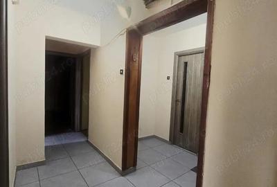 Apartament cu 3 camere decomandat în Școlilor