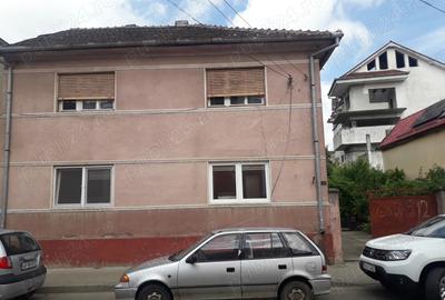 Apartament cu 3 camere semidecomandat în Central - 1