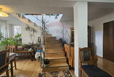 Casă cu 7 camere cu Teren 1025 Mp în Sânpetru - 3