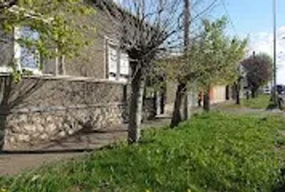 Casa cu teren generos, 2 construc?ii separate ideala pentru familie sau investitie - 2