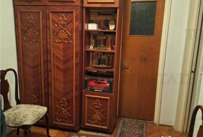 Apartament cu 3 camere semidecomandat în Tei