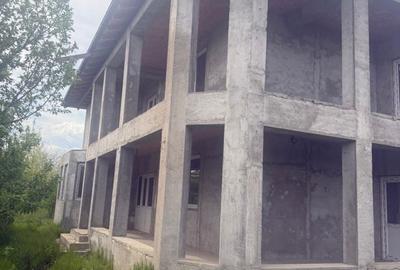 Casă cu 4 camere în Dumbrăvești