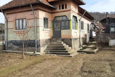 Casa batraneasca din caramida de vanzare in Voroveni Arges - 1