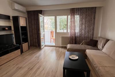 Apartament cu 3 camere decomandat în P-ța Victoriei