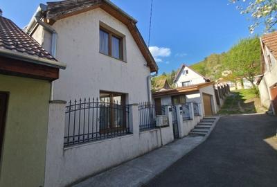 Casă cu 4 camere în Central - 1