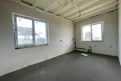 Duplex cu 3 camere cu Canalizare în Cristian - 4