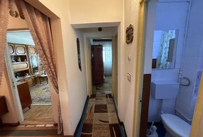 Apartament cu 3 camere decomandat, mobilat în Micro 11 - 15