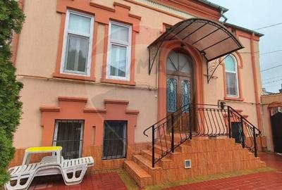 Casă individuală cu 6 camere cu Piscina în Piața Centrală - 1