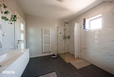 Casă cu 6 camere cu Teren 3700 Mp în Central - 3