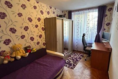 Apartament cu 3 camere decomandat în Tractorul - 3