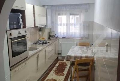 Apartament cu 3 camere semidecomandat, mobilat în Rădăuți
