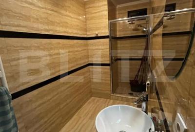 Casă cu 7 camere cu Teren 500 Mp în Central