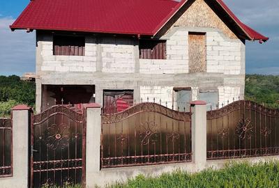 Casă cu Teren 250 Mp în Central - 2