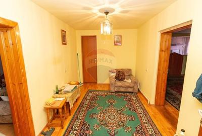 Casa - Vila de vanzare cu 5 camere Valenii de Munte - Strada Bratocea - 13