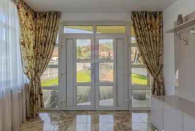 Casă cu 10 camere cu Teren 1074 Mp în Moieciu