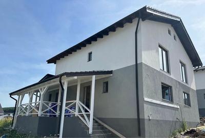 Casă cu 4 camere în Livezeni