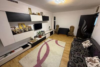 Vând apartament cu 3 camere si 2 bai,mobilat si utilat.