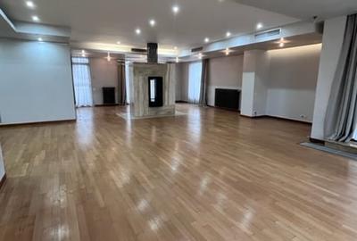 Apartament cu 4 camere decomandat în Capitale