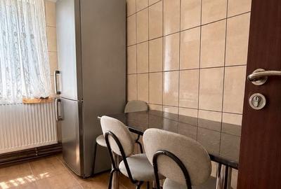 Apartament cu 3 camere semidecomandat în Craiovița Nouă - 1