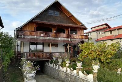 Casă cu 5 camere cu Teren 3000 Mp în Central