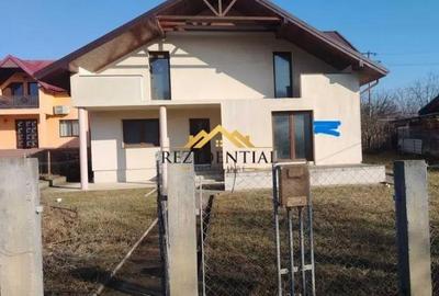 Casă cu 4 camere cu Teren 590 Mp în Central