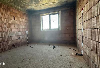 Casă cu 5 camere cu Teren 250 Mp în Giroc