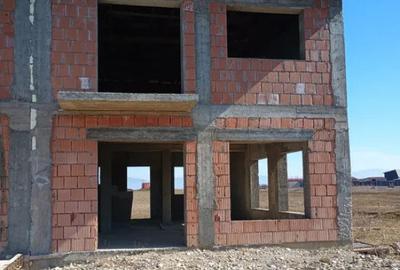 Casă cu 4 camere cu Teren 400 Mp în Uzina 2