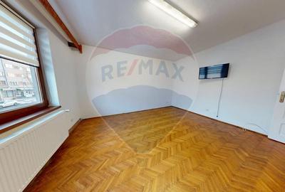 Casă cu 3 camere cu Teren 250 Mp în Central - 1