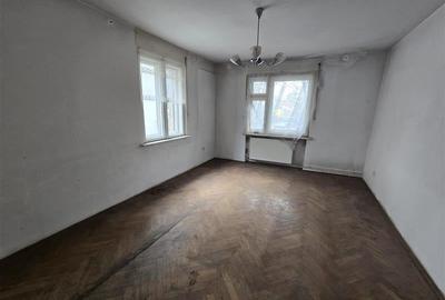 Imobil cu potential, constructie solida cu 2 apartamente,+demisol si garaj, Bras - 20