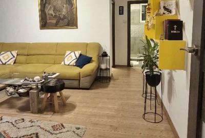 Apartament cu 3 camere semidecomandat în Berceni
