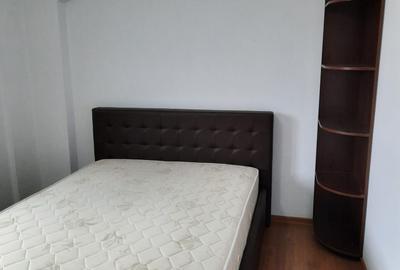 Apartament cu 2 camere nedecomandat în Podul de Piatră
