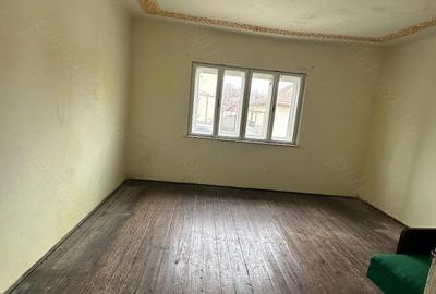 Casă cu 3 camere cu Teren 10000 Mp în Central - 1